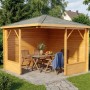 Imprägnierte 5-Eck Gartenlaube Maik-28 aus Holz mit Tisch und Stühlen im Garten.