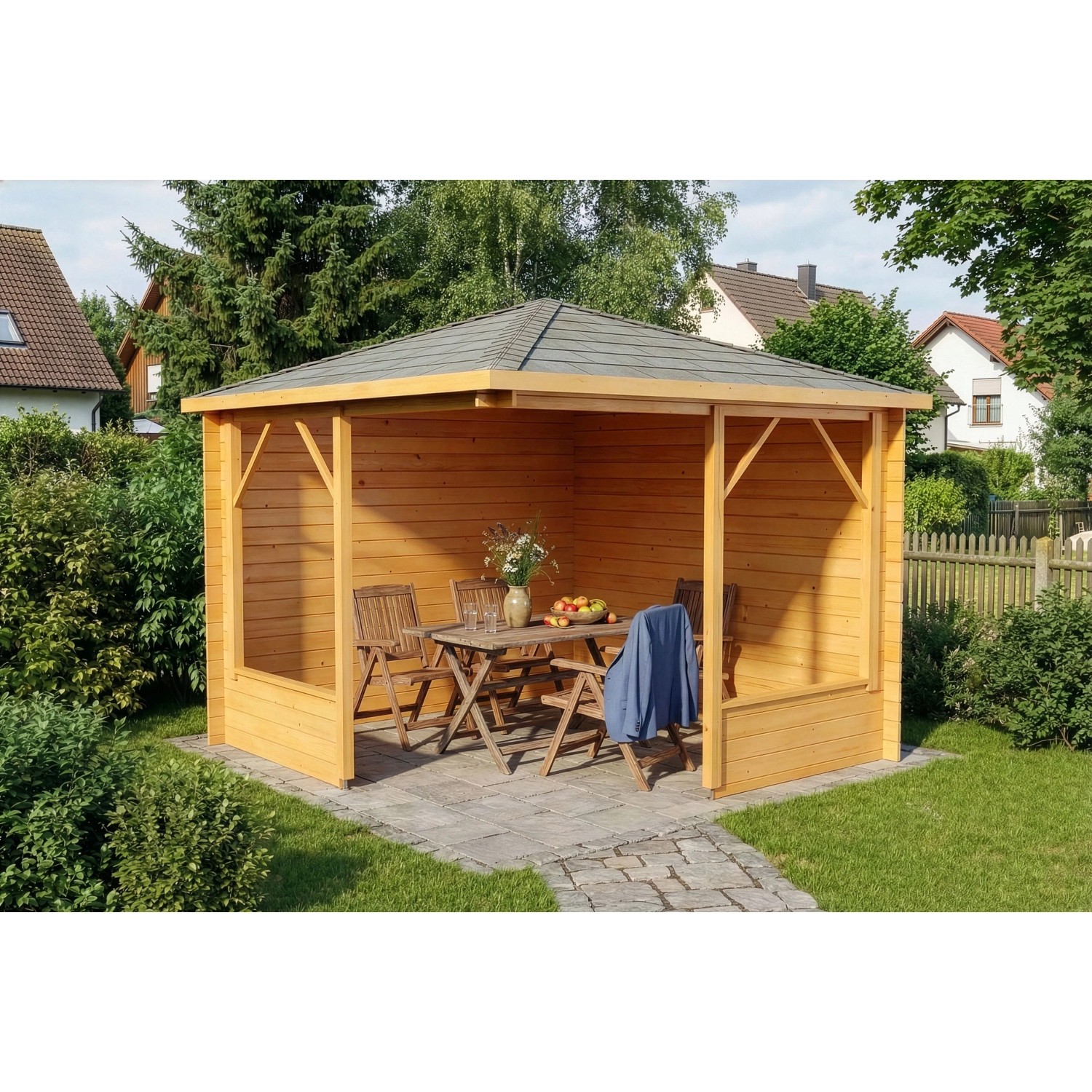 Imprägnierte 5-Eck Gartenlaube Maik-28 aus Holz mit Tisch und Stühlen im Garten.