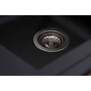 Detailaufnahme der schwarzen Respekta Mineralite Einbauspüle Boston mit Abfluss.