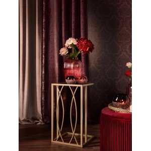 Lila-Bordeaux Vorhang (2,45x1,4m) der Serie Blush Bordeaux als Deko-Element im Raum.