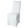 Weiße Beautissu Leona Stretch Stuhlhusse auf einem Stuhl. Elastischer Bezug für Bankett und Schutz vor Schmutz.