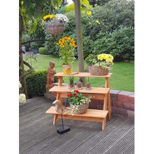 3-stufige, honigbraune Blumentreppe aus Kiefernholz mit bepflanzten Blumenkörben im Garten.