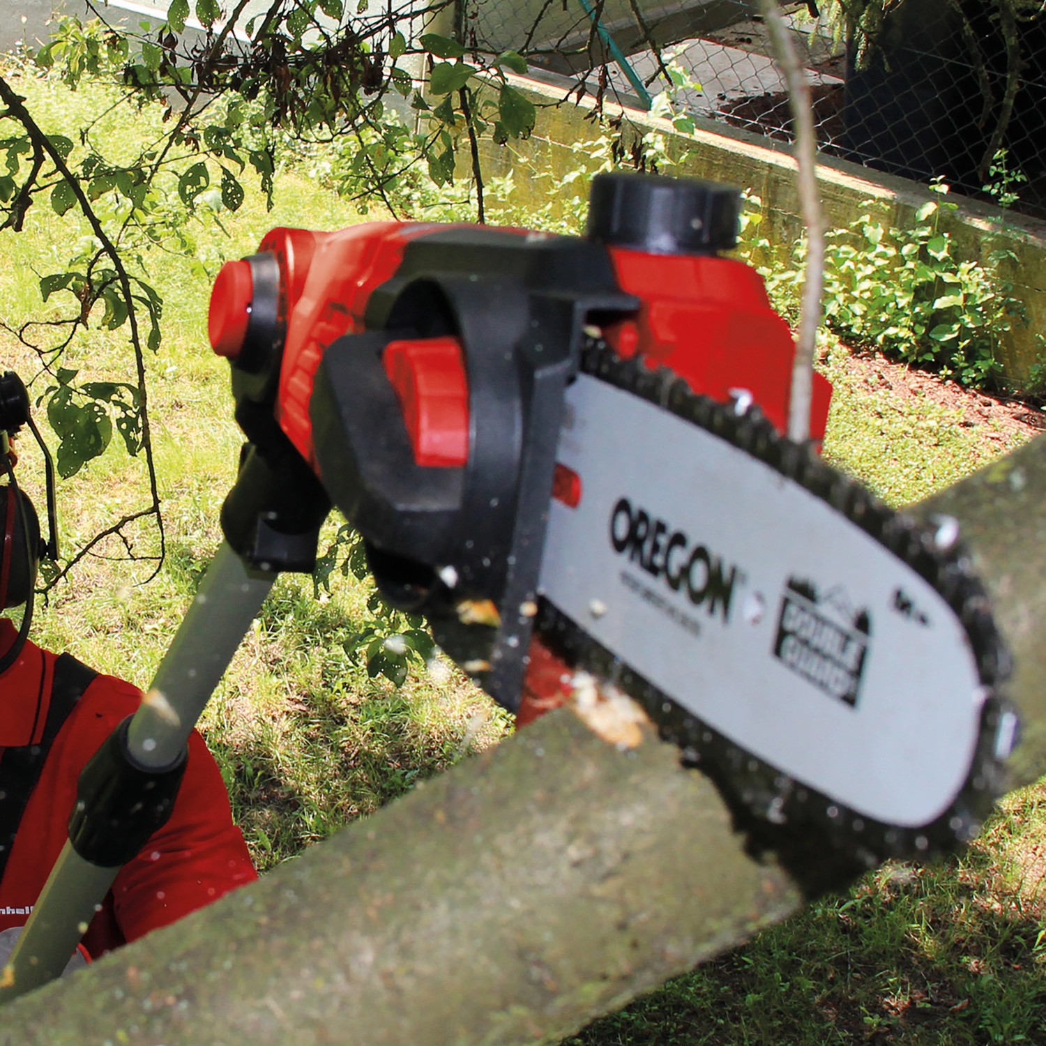 Einhell Akku-Hochentaster GE-HC 18 Li T Solo beim Schneiden eines Astes.