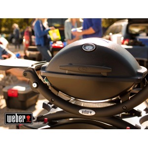 Schwarzer Weber Gasgrill Q 1200 mit Rollwagen, 1 Brenner und Deckelthermometer.