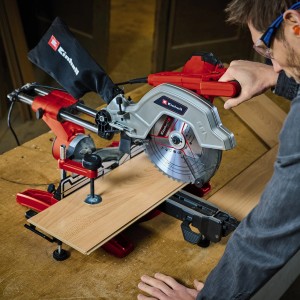 Einhell Zug-Kapp-Gehrungssäge TE-SM 10 L Dual in Nutzung mit Werkstück.