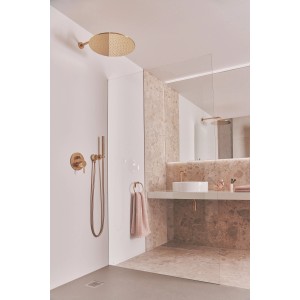 Ideal Standard Idealrain Atelier Stabhandbrause in gebürstetem Gold im modernen Badezimmer.