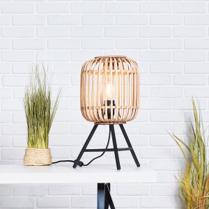 Helle, braune Tischleuchte Woodrow von Brilliant mit Beinen aus Bambus und Metall.