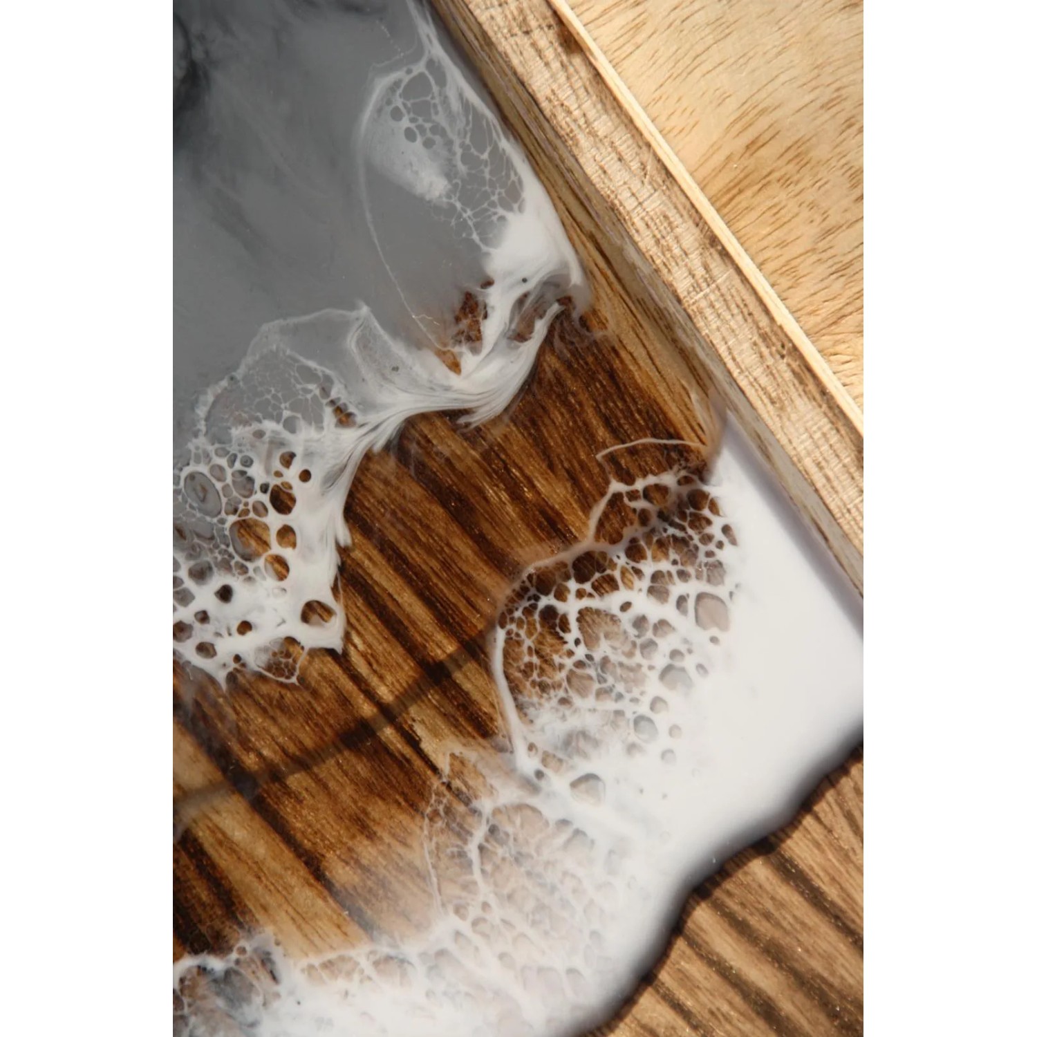 Tischplatte mit Epoxidharz-Design (grau/weiß), CreativEpoxy Resin 20, ideal für River-Table Projekte.