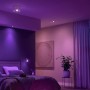Philips Hue Fugato LED-Spot im Schlafzimmer mit farbiger Ambiente-Beleuchtung.