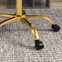 Goldenes Fußkreuz mit schwarzen PU-Rollen des Vinsetto Bürostuhls auf Teppich. Stabile Basis für Schreibtischstuhl.