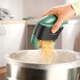 Bosch PKS 66 AF Handkreissäge: CleanSystem Box wird in einen Mülleimer entleert.