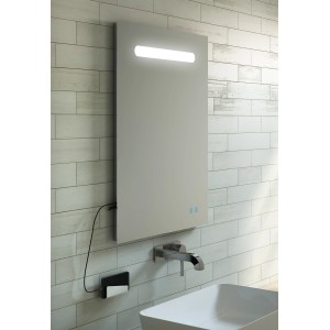 LED-Spiegel Lina 60x80 cm mit Touch-Schalter, USB-Anschluss und Handy-Tasche.
