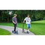 Türkiser Six Degrees Aluminium Scooter mit Klappmechanismus und Ständer auf Parkweg, ein Jugendlicher steht daneben. Ideal für Sport & Freizeit.