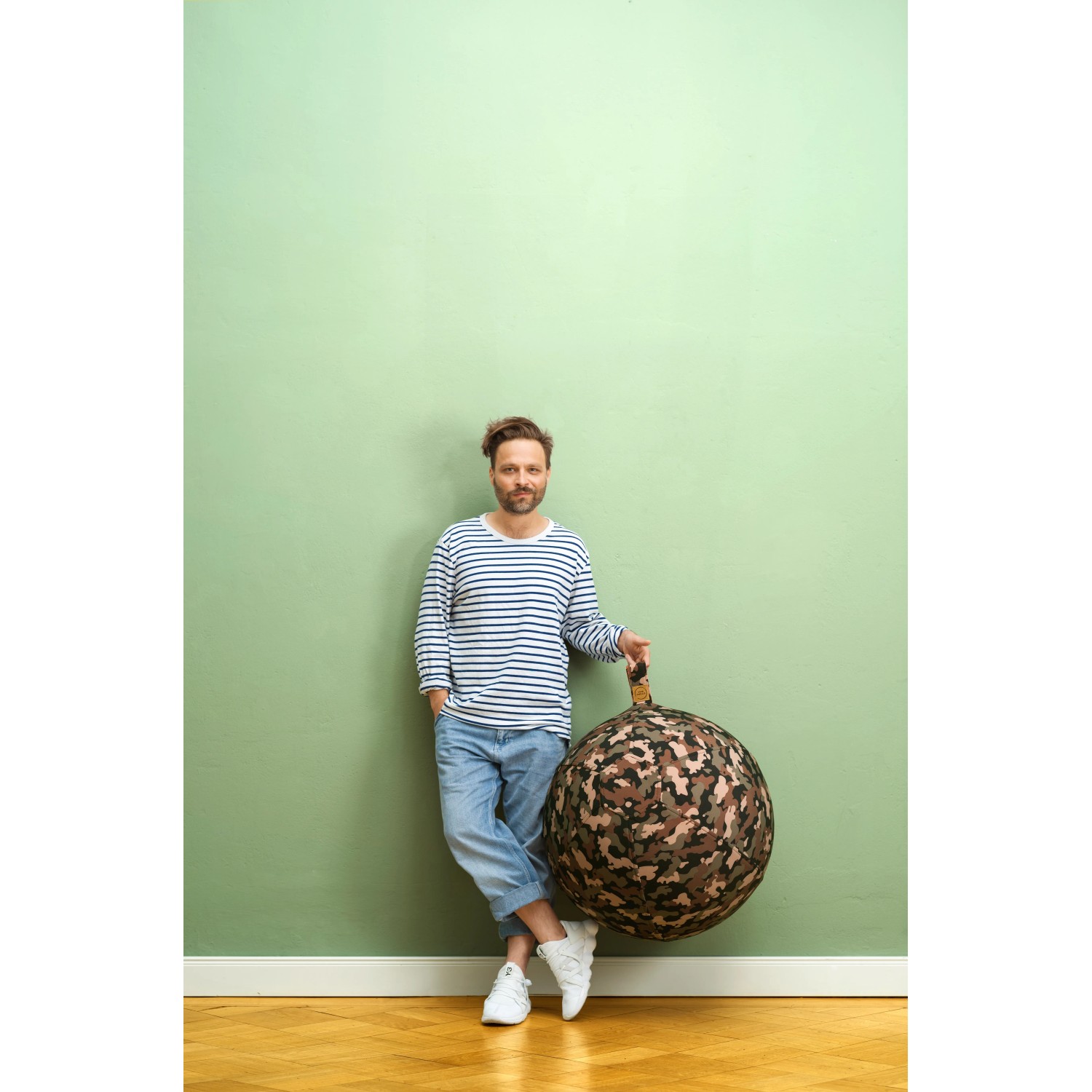 Sitting Ball Hocker Camo Oliv mit Camouflage-Muster (150 l) für entspanntes Sitzen.