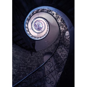 Komar Fototapete Vlies Wendeltreppe, Blick von unten. Detailreiche Fototapete für Wandgestaltung.