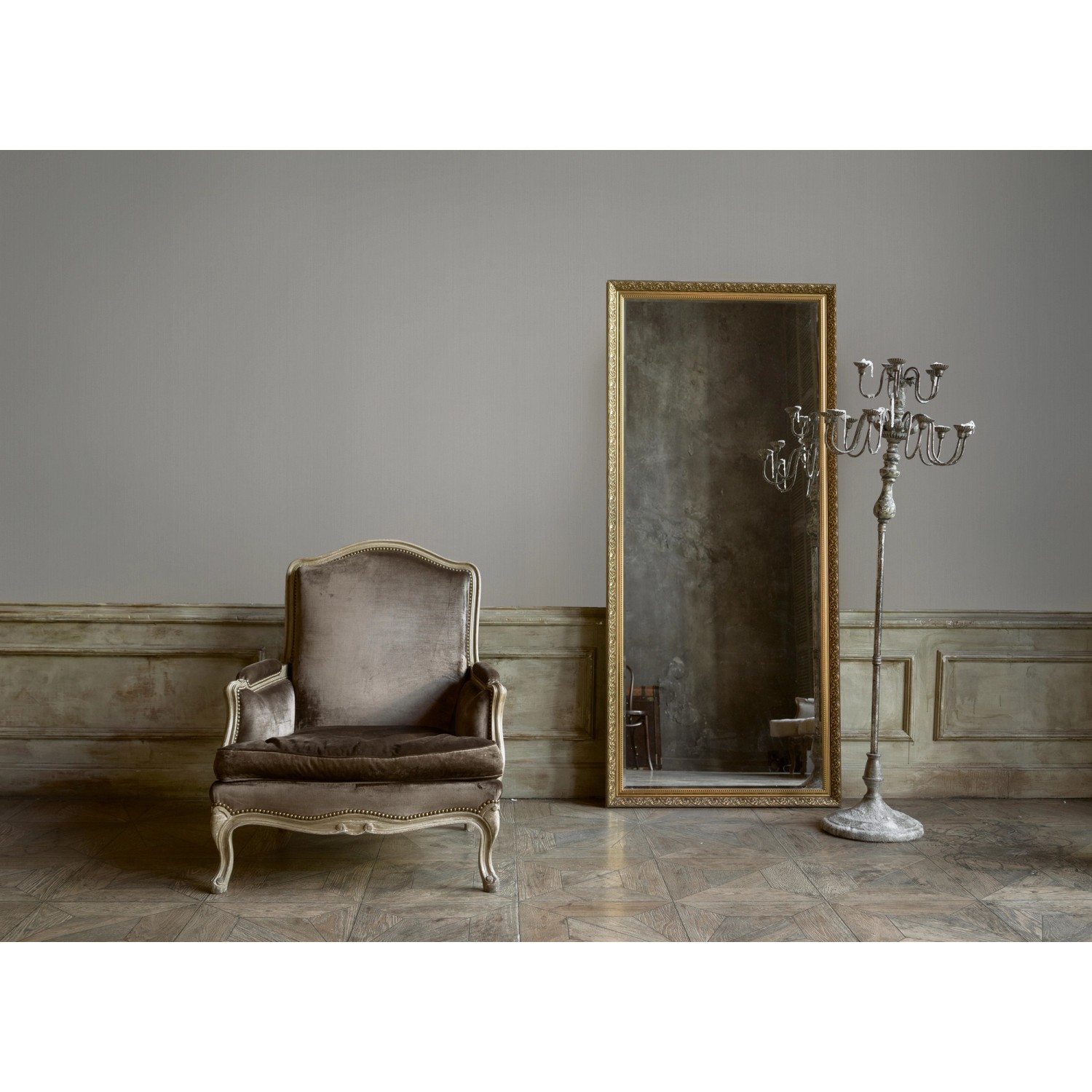 Beige Vliestapete Uni im Raum mit Sessel, Spiegel und Kerzenständer.