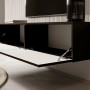 Schwarzes Selsey TV-Hängeboard Veldio, 140 cm, mit geriffelten Fronten. Zwei Fächer mit geöffneten Türen. Moderner TV-Schrank.