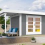 Graues, lasiertes Weka Holz-Gartenhaus mit Flachdach und überdachter Terrasse im Garten.