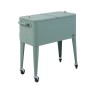 Grüne Icy Kühlbox auf Rädern mit robustem Metallgehäuse und integriertem Flaschenöffner. Ideal für Garten & Party.