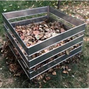 H+S Kompostsilo aus Blech, befüllt mit Laub im Garten.