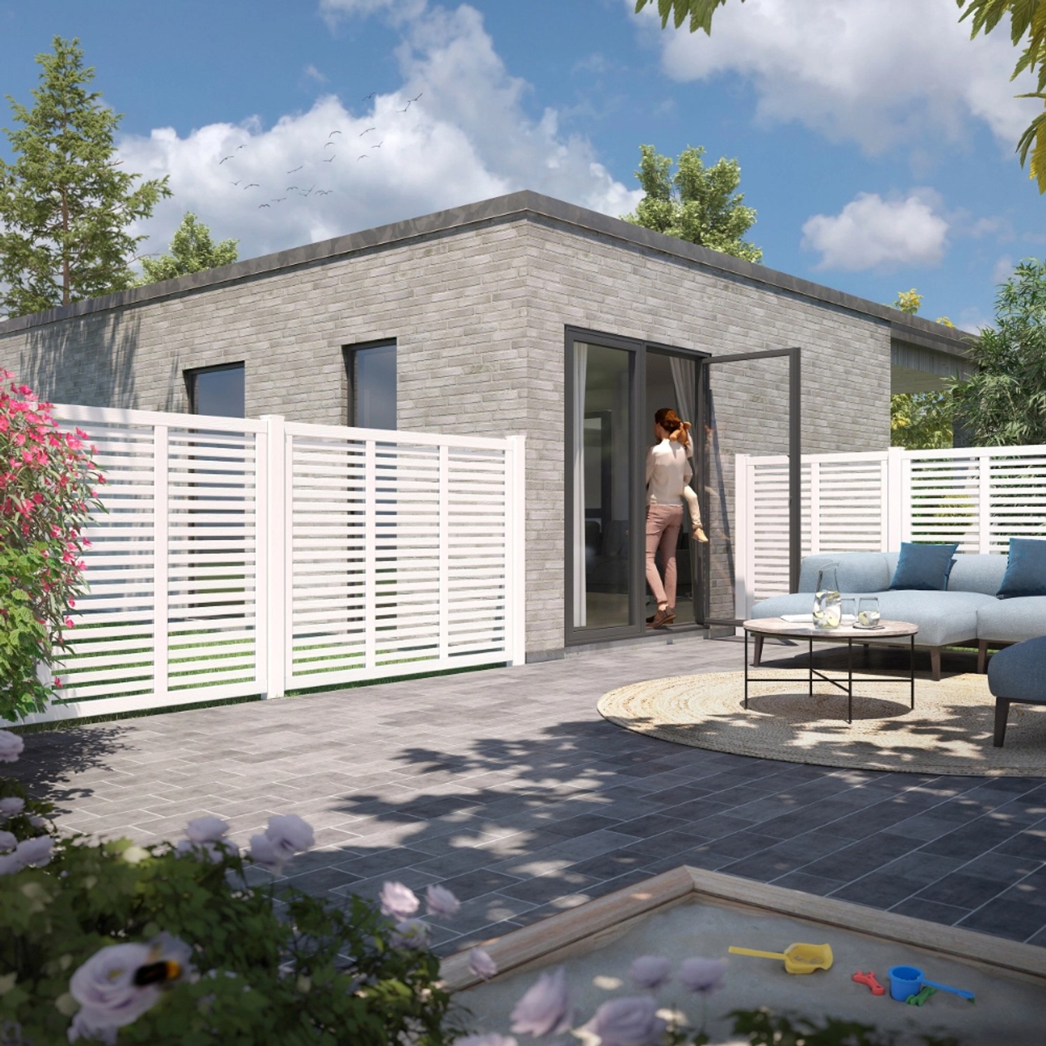 Weißer Sichtschutzzaun Harmoni aus Nadelholz, 180x140cm, im Garten mit Terrasse und Haus.