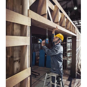 Handwerker bohrt mit Bosch Akku-Bohrschrauber GSR 18V-65Solo in Holz. Präziser Akkuschrauber für Bauarbeiten.