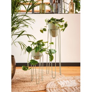 Graue Glasvase (Höhe 22,25 cm) mit Pflanzen auf Pflanzenständer im Wohnraum.