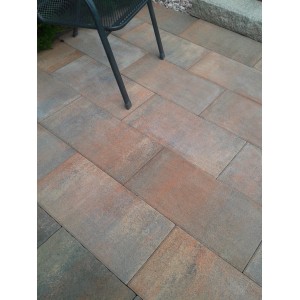 Verlegte Premac Terrassenplatten Longara in Sandbeige, Format 60x30 cm, mit leicht strukturierter Oberfläche.