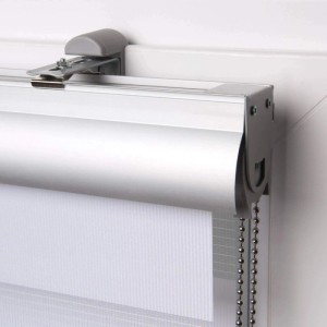 Detailaufnahme: Weißes Sol Royal Doppelrollo SolDecor DK9 mit Kassette und Kettenzug.