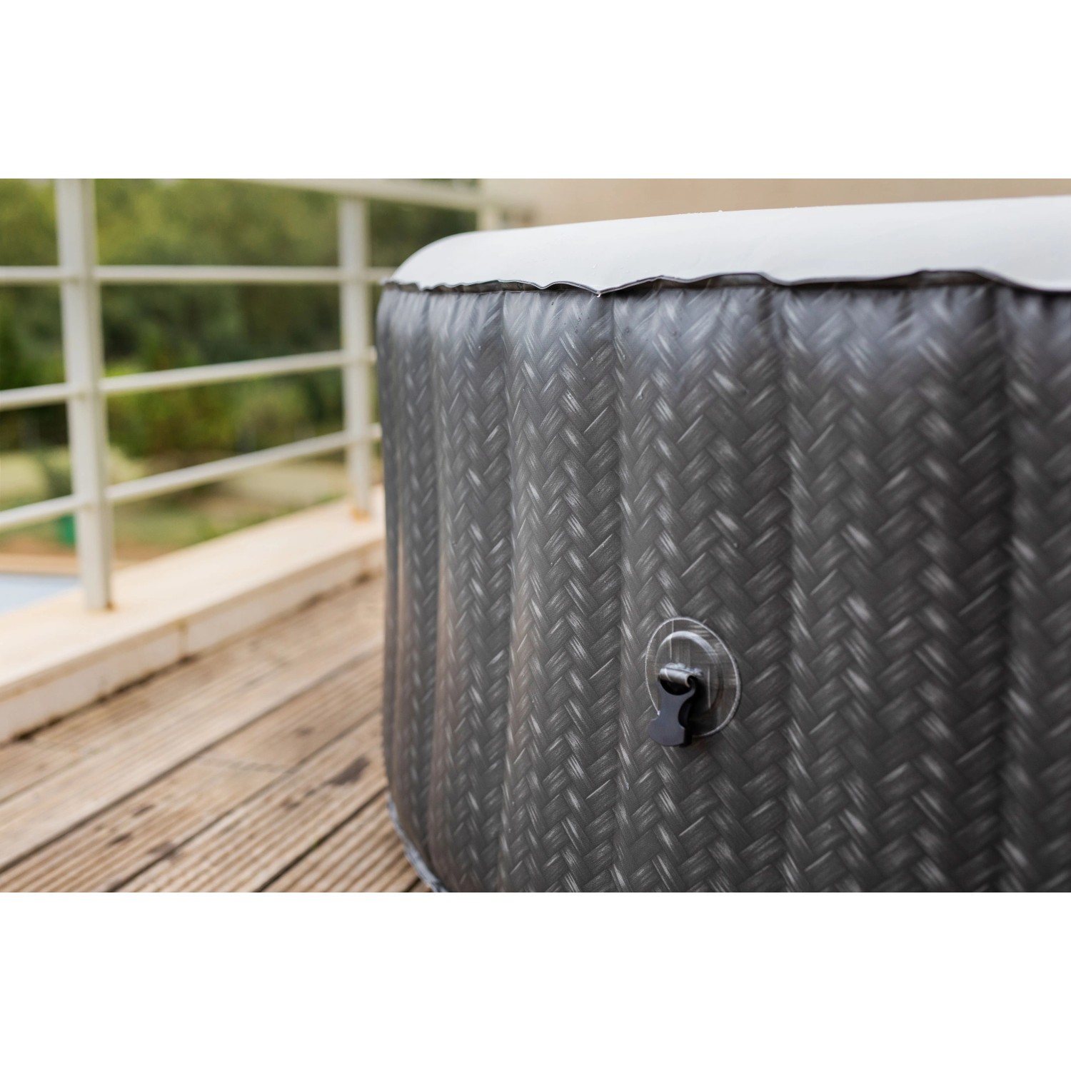 Detailansicht: Mobiler, aufblasbarer Whirlpool im Rattan Design für 6 Personen.