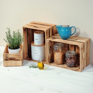 Geflammte Kesper Holzkiste aus Kiefernholz, 15x20x30 cm, als Aufbewahrungsbox mit Inhalt.