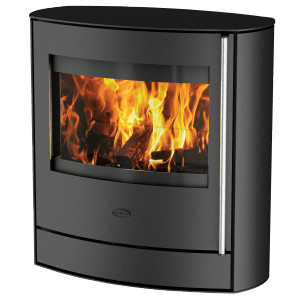 Schwarzer Fireplace Adamis Kaminofen aus Stahl mit brennendem Holz im Feuerraum.