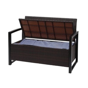 Braune Poly-Rattan Sitzbank mit Staufach und creme-farbenen Kissen.