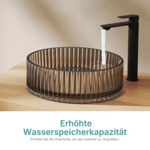 Rundes, modernes Glas Aufsatzwaschbecken in Transparentgrau mit vertikaler Struktur, Wasser fließt aus schwarzem Hahn.
