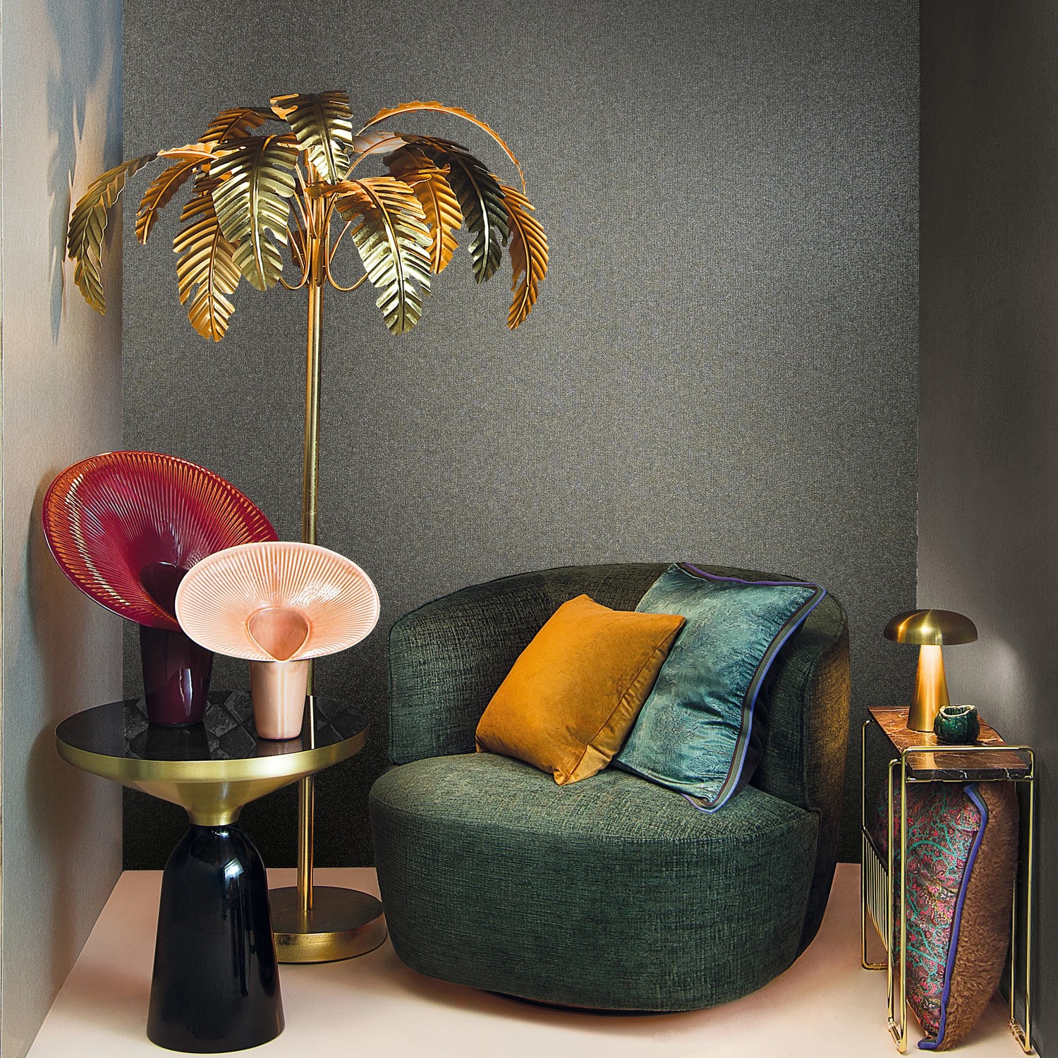 Graue Marburg Vliestapete Uni Metalloptik im Raum mit Sessel und Deko.