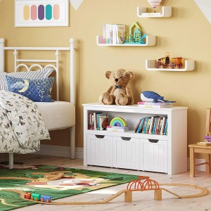 Weißer Vasagle Spielzeugschrank mit Rollen im Kinderzimmer mit Spielsachen und Deko.