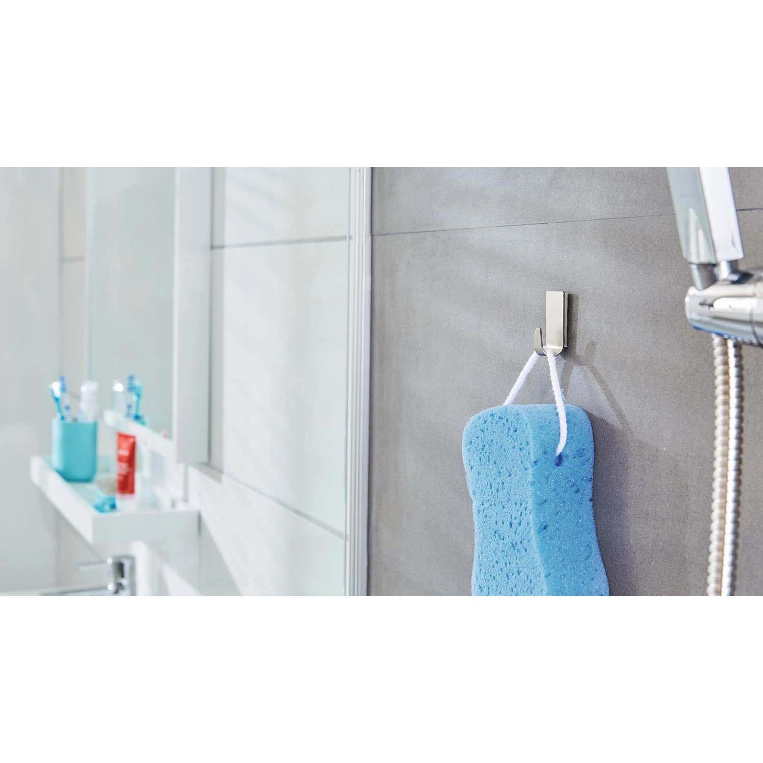 Tesa Powerstrips Haken Waterproof Zoom Edelstahl Small, 2er-Set im Badezimmer mit Schwamm.