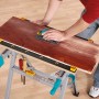 Wolfcraft Master 200 Werkbank beim Schleifen eines Holzstücks.