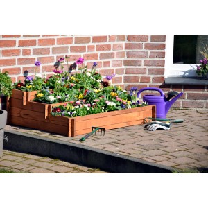 Dobar 3-Etagen-Hochbeet Peru aus Holz, bepflanzt mit bunten Blumen, mit Gießkanne und Gartengeräten.