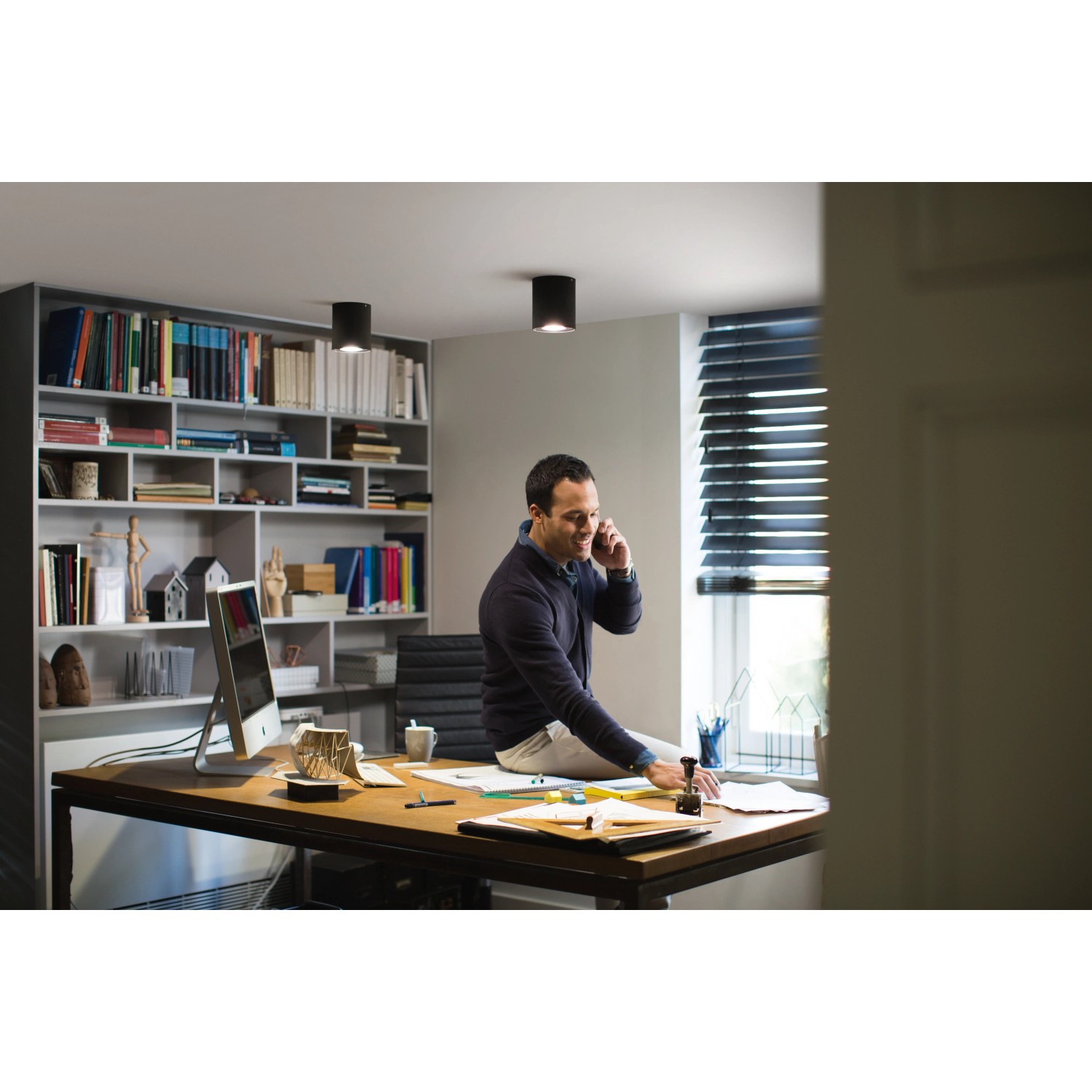 Schwarzer Philips Hue Pillar LED-Aufbauspot White Ambiance im Wohnraum.