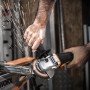 Worx Akku-Winkelschleifer WX800.9 im Einsatz beim Schleifen von Metall, Funkenflug.