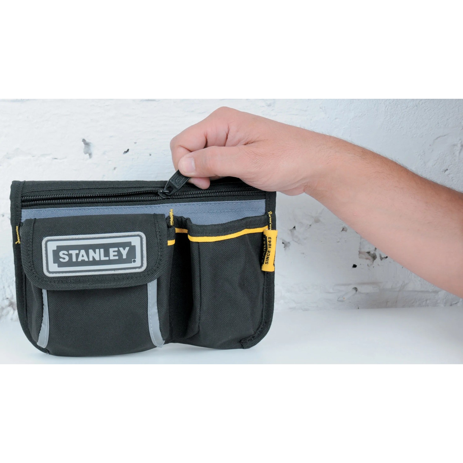 Stanley Gürteltasche Mini 1-96-179, schwarze Arbeitstasche mit Fächern und Reißverschluss.