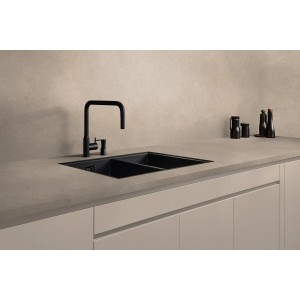 Kaindl Arbeitsplatte Basanit Beige mit Spüle und Armatur in einer modernen Küche.