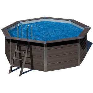 Achteckiger Gre Composite Pool Avantgarde mit Leiter und blauer Abdeckung.