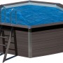 Achteckiger Gre Composite Pool Avantgarde mit Leiter und blauer Abdeckung.