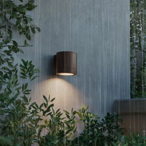 Braune Philips Fylx Außenwandleuchte an grauer Wand im Regen. Wetterfeste Außenleuchte.