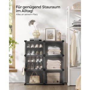 Schwarzes Songmics Schuhregal mit 6 Fächern, gefüllt mit Schuhen, Kleidung und Accessoires.
