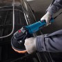 Bosch Professional GPO 11-180 S Polierer in Aktion auf einem Auto. Autopflege leicht gemacht.