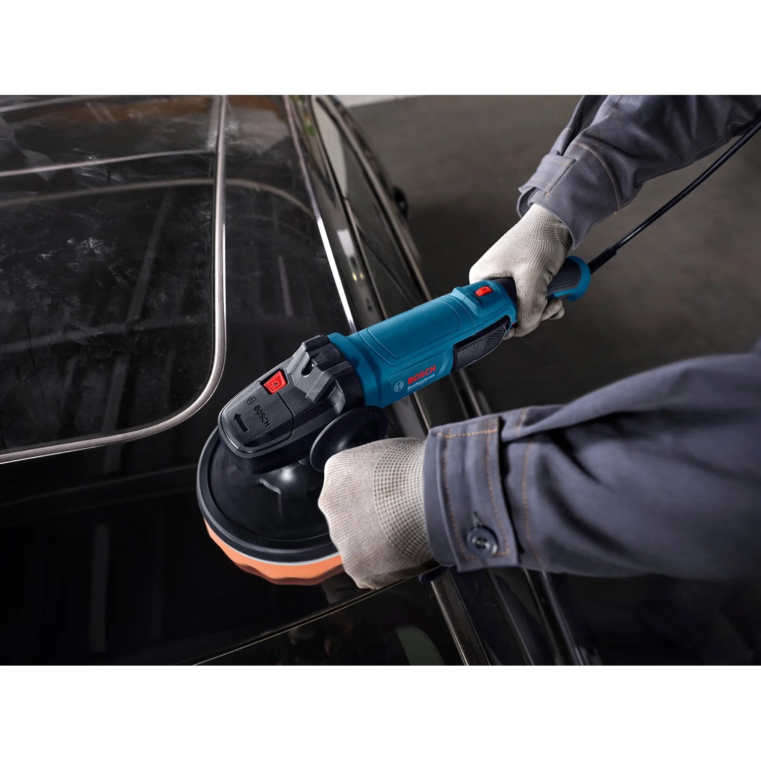 Bosch Professional GPO 11-180 S Polierer in Aktion auf einem Auto. Autopflege leicht gemacht.