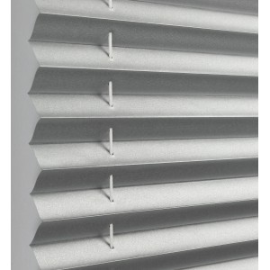 Nahaufnahme: Gardinia EasyFix Thermo-Plissee, elfenbeinfarben, mit Bedienschienen.